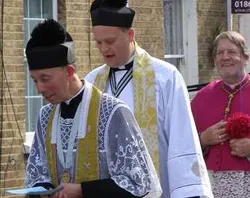 (foto: a la derecha, obispo anglicano de Ebsfleet, Andrew Burnham, La Razón)?w=200&h=150