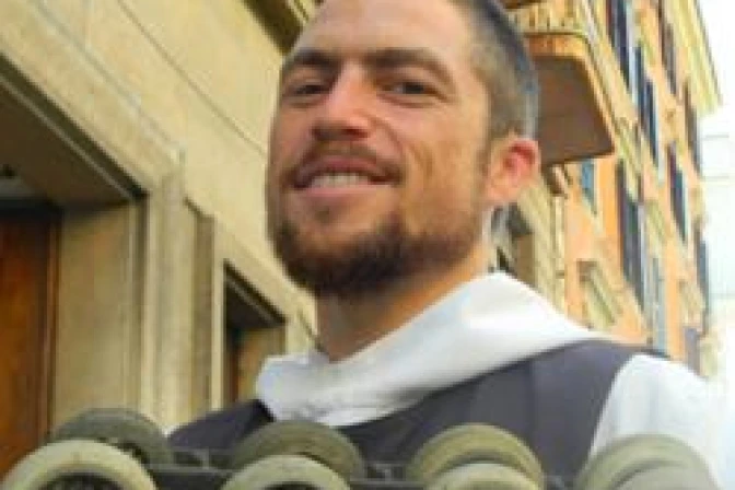 Religioso en patines sorprende a Roma y afirma que la Iglesia "está llena de vida"