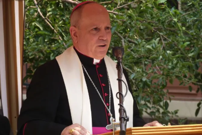 Ley de uniones del mismo sexo atenta contra familia y niños, dice Arzobispo de Denver