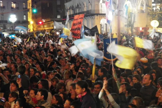 VIDEO: Miles de jóvenes en Argentina vieron Misa del Papa en directo desde Roma