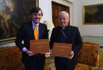 Ignacio Arsuaga junto a Mons. Renzo Fratini. Foto: HazteOír