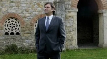 Suspenden a sacerdote espau00f1ol por incursionar en polu00edtica partidaria