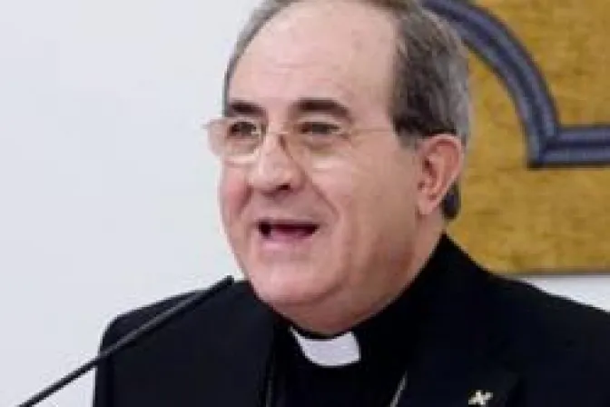 Homosexuales son hijos de Dios y la Iglesia los acoge, dice Obispo católico