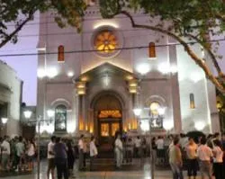 Los centenares de católicos que se apostaron en la Catedral de San Rafael para defenderla (foto Argentinos Alerta)?w=200&h=150