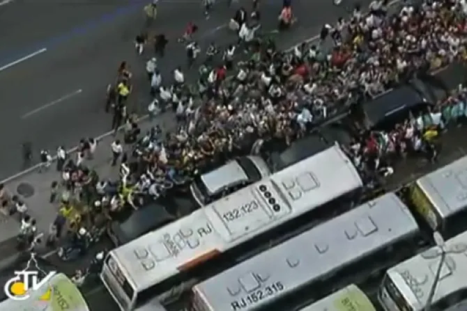 Cientos de jóvenes rodearon el coche del Papa Francisco a su llegada a Río