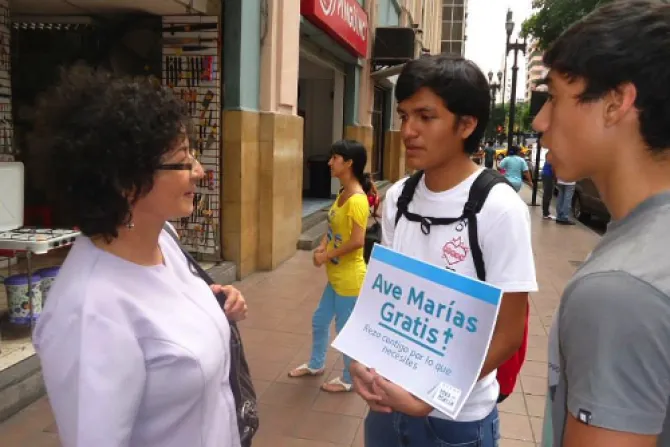 VIDEO: Jóvenes salen a rezar a la calle para fomentar el amor a la Virgen María