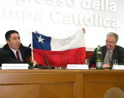 Jaime Coiro muestra la bandera de Chile firmada por los 33 mineros atrapados (foto iglesia.cl)?w=200&h=150