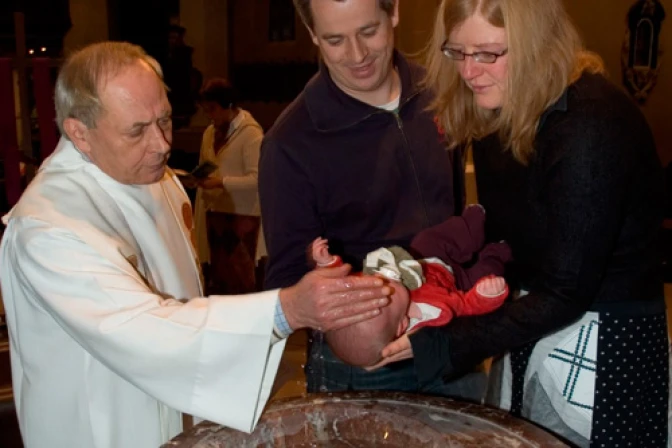 Bautismo nos transfigura haciéndonos hijos de Dios, recuerda Obispo de Córdoba