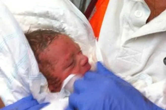 España: Bebé rescatado de respiradero continúa estable y sale de UCI Neonatal