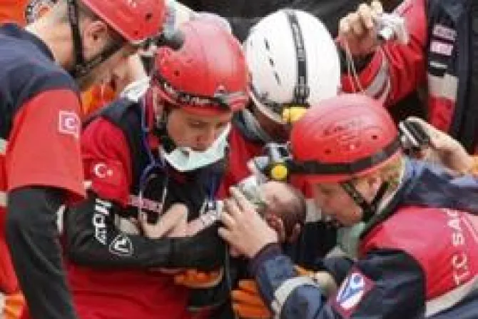 Bebé de 14 días aparece viva entre escombros 46 horas tras terremoto en Turquía