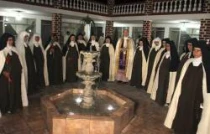 Cardenal Juan Luis Cipriani y religiosas carmelitas descalzas