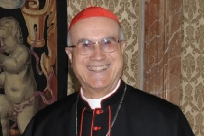 Cardenal Bertone pide educar a las nuevas generaciones para que respeten religión