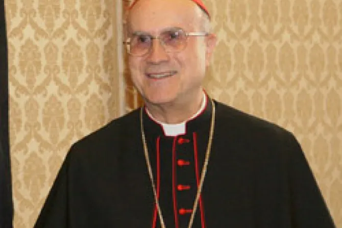 Cardenal Bertone: Comunicadores deben ser constructores de la verdad