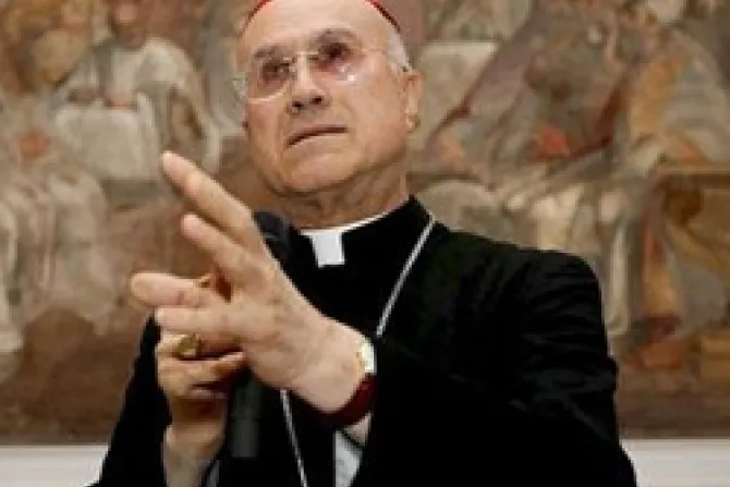 Jóvenes deben ser protagonistas de la política para bien de todos, dice Cardenal Bertone