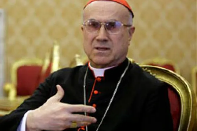 Celibato no tiene nada que ver con conductas desviadas de sacerdotes, dice Cardenal Bertone