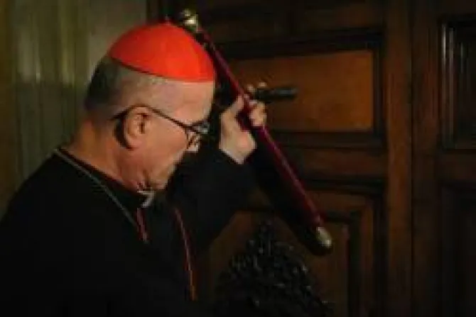 VIDEO: Sede Vacante: Cardenal Camarlengo selló aposentos pontificios en el Vaticano