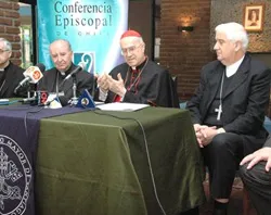 Cardenal Tarcisio Bertone, Secretario de Estado Vaticano, junto a varios obispos de Chile (foto iglesia.cl)