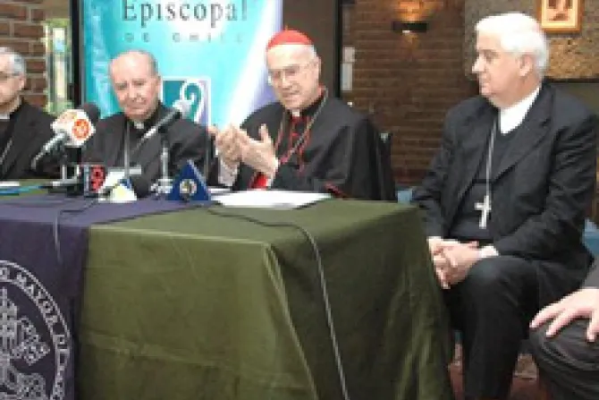 Pedofilia no está ligada al celibato… pero sí a homosexualidad, dice Cardenal Bertone