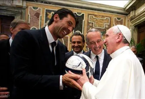 Gianluigi Buffon y el Papa Francisco. Foto: News.va