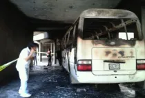 Bus quemado en actos violentos. Foto: UCV