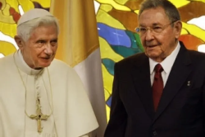 Benedicto XVI pide a Raúl Castro declarar feriado el Viernes Santo en Cuba
