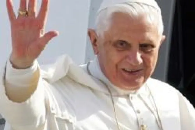 Iglesia es misterio de amor al servicio de una desorientada humanidad, dice el Papa