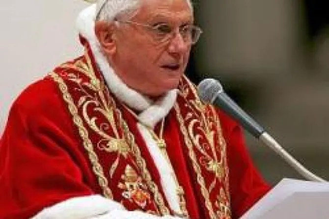 Analizan razones que permiten al Papa resistir ataques dentro y fuera de la Iglesia