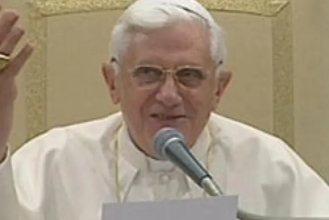 En Cristo y en la Iglesia el sacerdote vive la caridad, afirma el Papa Benedicto XVI