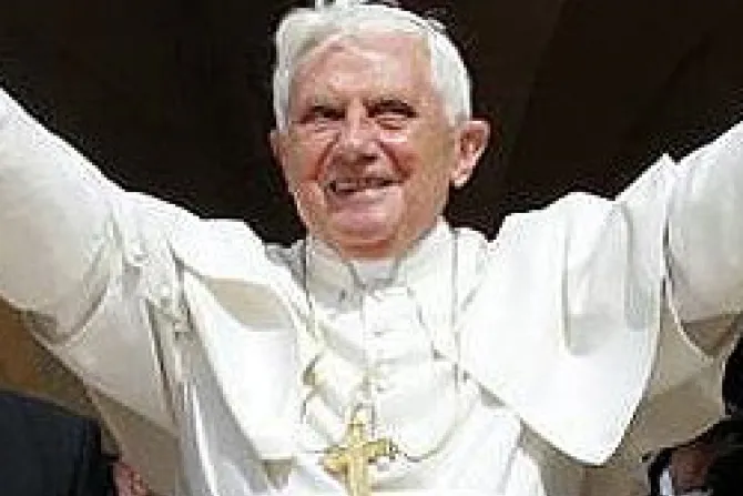 Testimoniar con amor en la propia vida a Dios que nace en Navidad, alienta Benedicto XVI