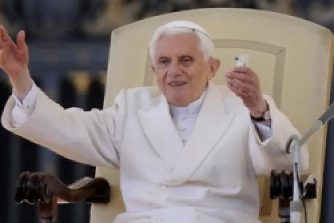 María es reina amando, sirviendo y velando por sus hijos, dice Benedicto XVI