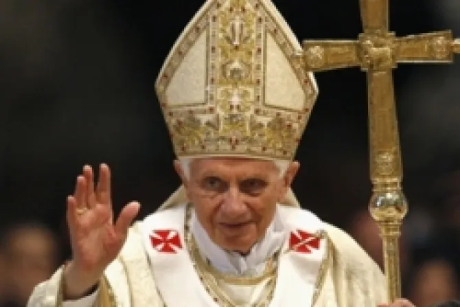 Benedicto XVI pide defender la vida de niños en el vientre de su madre