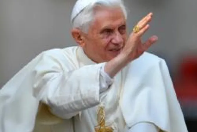 Que nunca más los gitanos sean víctimas de desprecio, alienta el Papa