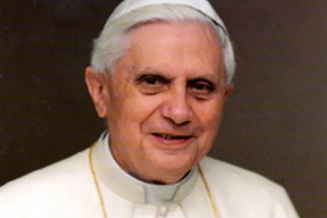 Benedicto XVI pide a autoridades apoyar firmemente a familias