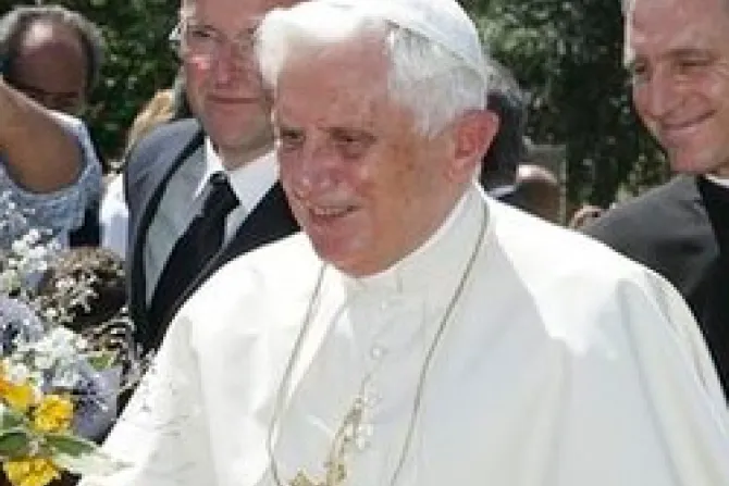 Familias deben ser santuarios que defiendan siempre la vida, exhorta Benedicto XVI