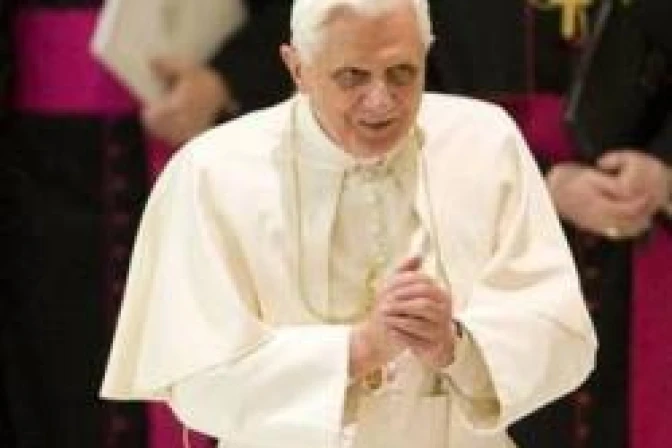 Anunciar Evangelio con fe activa, esperanza firme y ardiente caridad, alienta el Papa