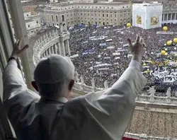 El Papa el domingo en San Pedro saludando a la multitud que llegó a expresarle su afecto y solidaridad (foto Reuters/ L'Osservatore Romano)?w=200&h=150