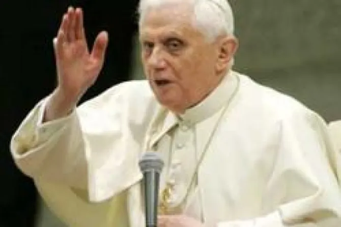Vaticano ordena acciones legales por ofensa de Benetton al Papa