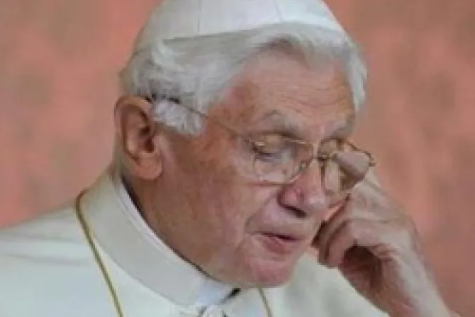 Ancianos son bendición para sociedad y sólo Dios puede disponer de la vida, recuerda Benedicto XVI