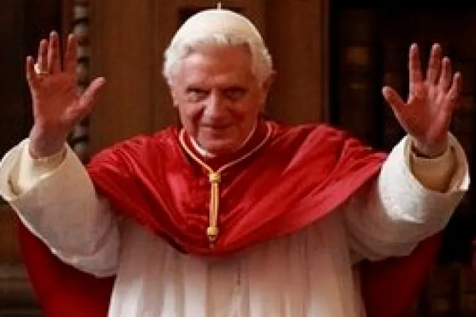 Benedicto XVI conforta a niño escocés enfermo de cáncer y reza por él