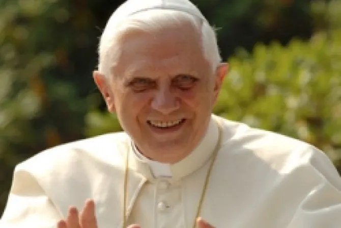 Laicos deben portar esperanza del Evangelio a oscuridad del mundo, dice Benedicto XVI