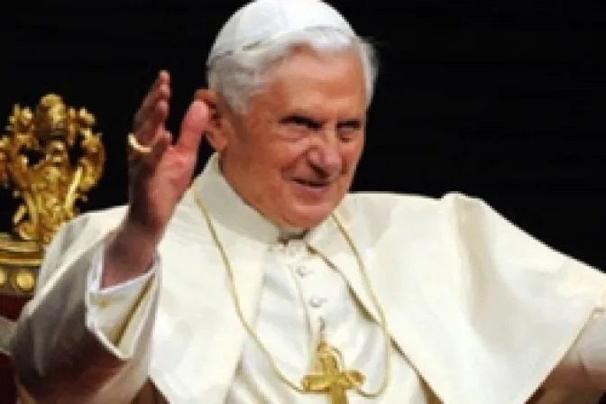Benedicto XVI: Por la fe percibimos luz y belleza de Dios