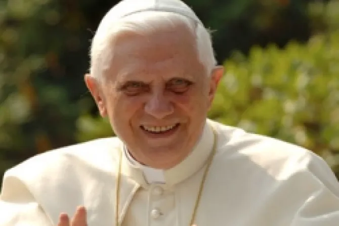 Benedicto XVI recibió anuario pontificio 2012
