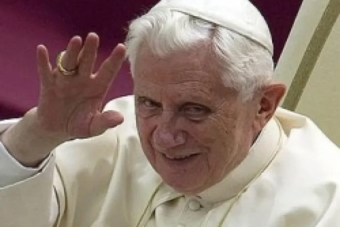 Benedicto XVI: María nos enseña a rezar para anunciar que Cristo es el salvador del mundo