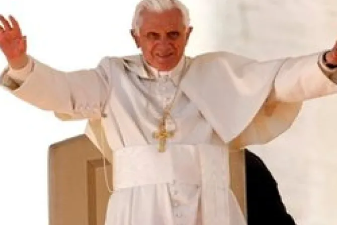 Mirar al  futuro con coraje y confianza como San José, alienta el Papa Benedicto XVI