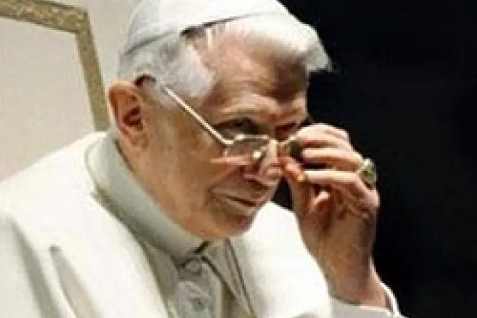 El Papa Benedicto XVI reza y pide solidaridad con Indonesia y Benin