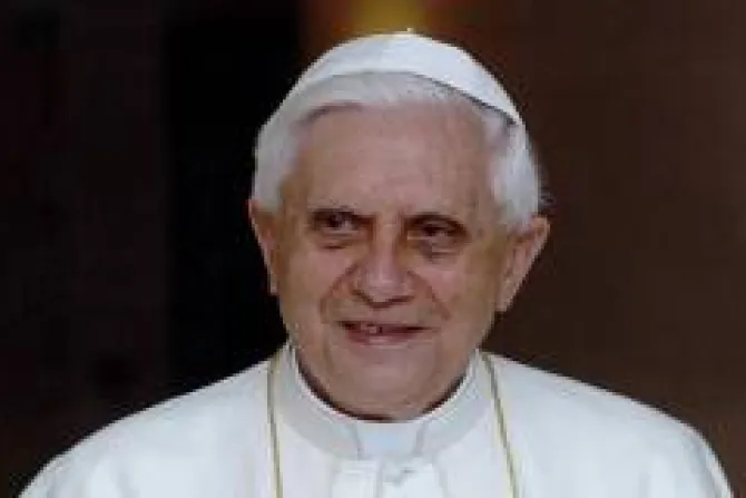 Benedicto XVI exhorta a ricos a abrirse a la solidaridad