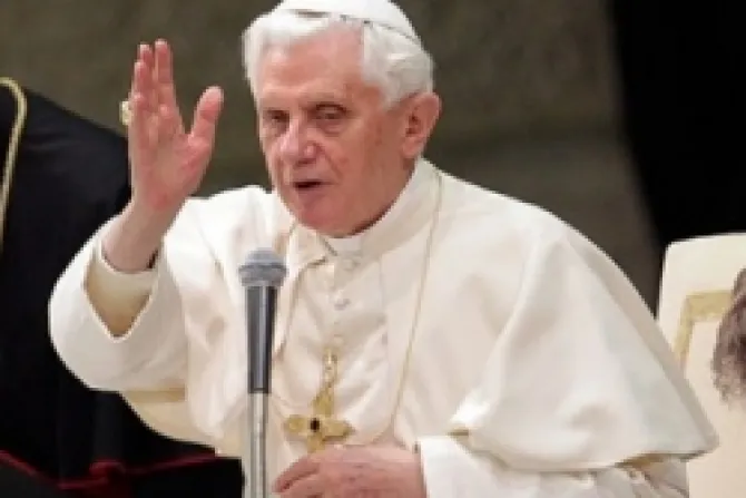 Benedicto XVI exhorta a presos a levantarse de sus casdas con la ayuda de Cristo