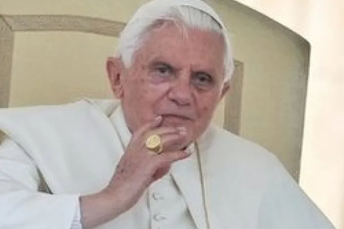 Hacer depender la vida de realidades pasajeras es una necedad, advierte Benedicto XVI