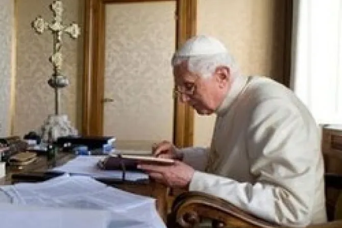 Adecuada formación y profunda vida espiritual, pide Benedicto XVI a católicos