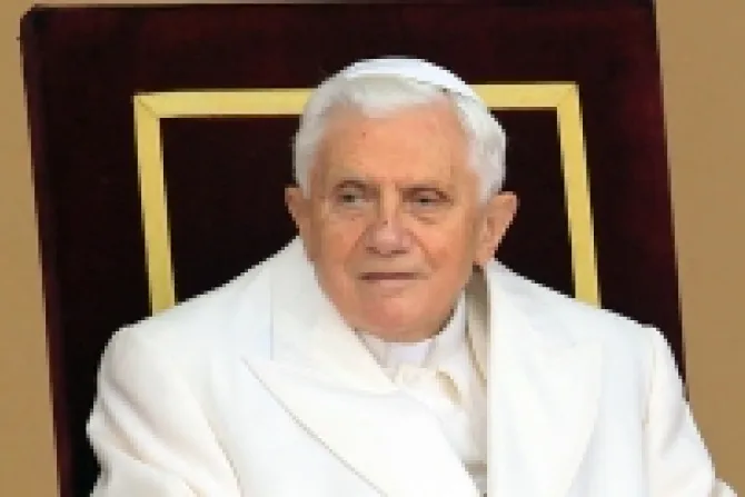 Benedicto XVI pide seguir rezando por cristianos en Medio Oriente
